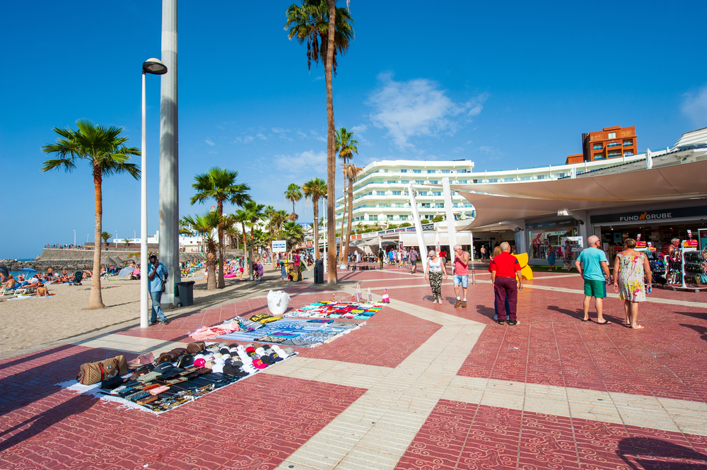 viale vicino spiaggia puerto colon tenerife